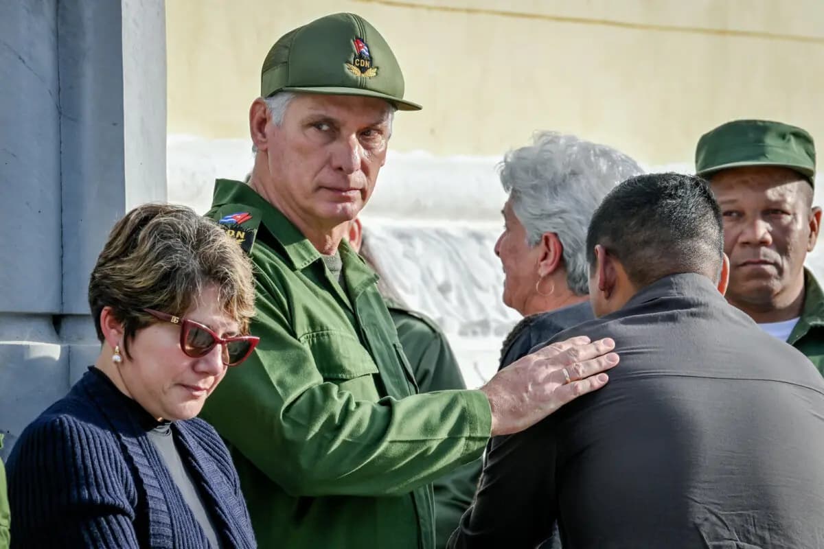 El líder cubano Miguel Díaz-Canel consuela a los familiares de algunos de los 32 soldados cubanos muertos durante la operación estadounidense que capturó al líder venezolano Nicolás Maduro, durante su funeral en el cementerio de Colón en La Habana, el 16 de enero de 2026. (Adalberto Roque/AFP vía Getty Images).