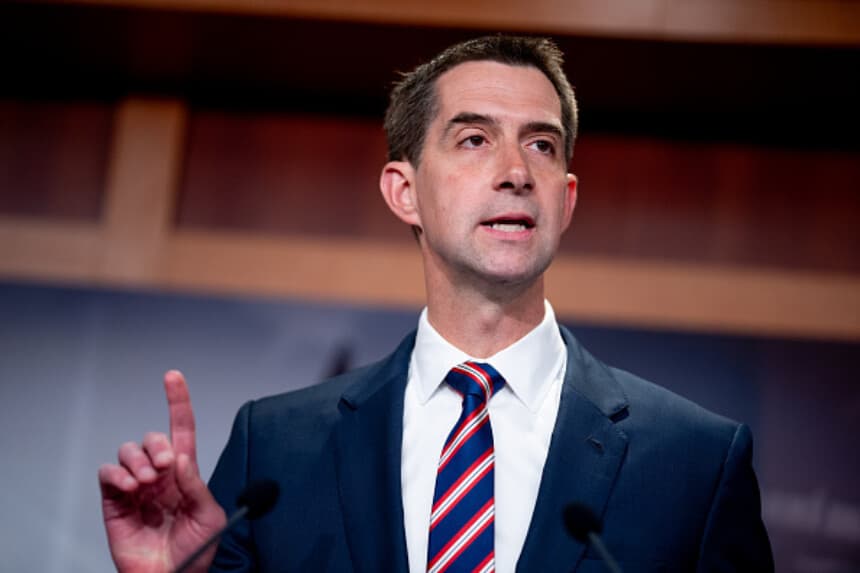 Senador Tom Cotton pide a Trump continuar presionando al gobierno cubano
