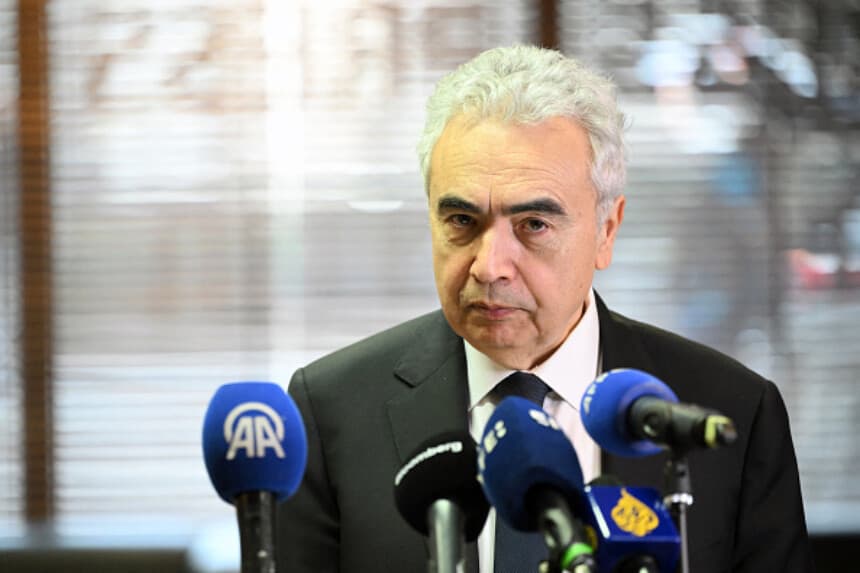El director ejecutivo de la Agencia Internacional de la Energía (AIE), Fatih Birol, ofrece una rueda de prensa en Bruselas, el 6 de marzo de 2026. (Nicolas TUCAT/AFP vía Getty Images)