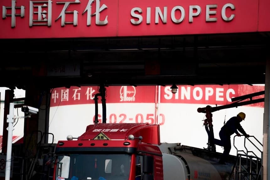 Un hombre trabaja en una estación de servicio de Sinopec, la Corporación Petrolera y Química de China, en Shanghái, China, el 22 de marzo de 2018. (Johannes Eisele/AFP vía Getty Images)