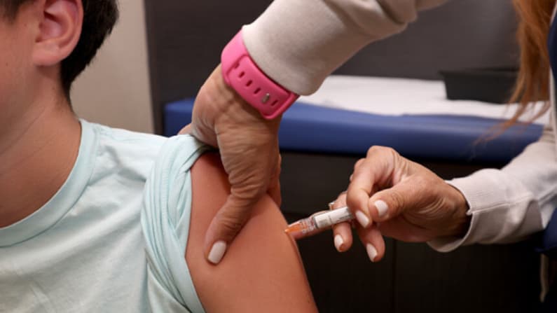 Juez suspende nuevo calendario de vacunación de los CDC: lo que debe saber