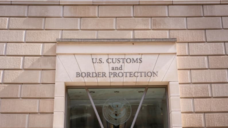 Juez ordena al DHS entregar documentos internos por dudas sobre debido proceso de detenidos del ICE