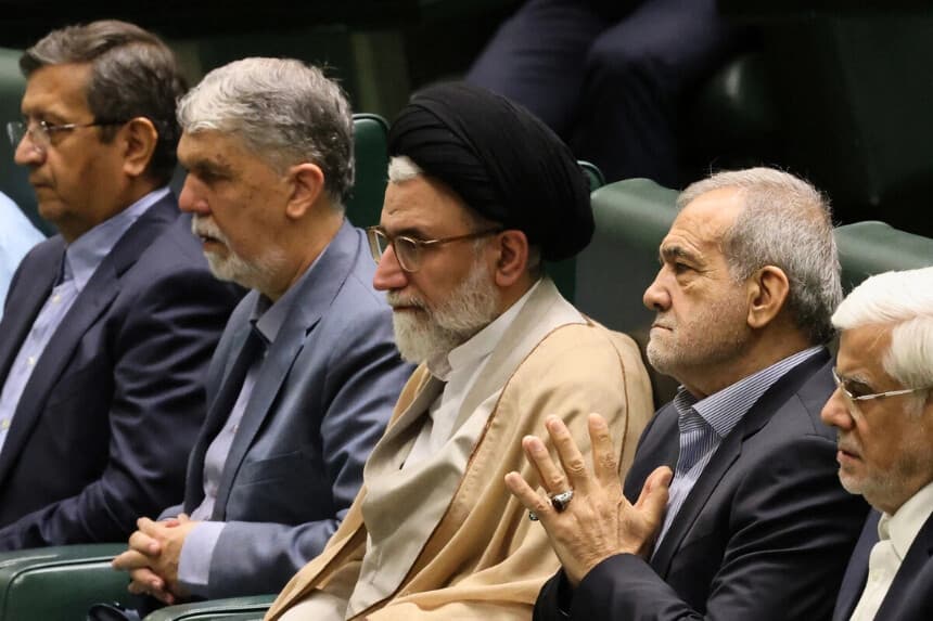 El ministro de Inteligencia de Irán, Esmail Khatib (centro), junto al presidente de Irán, Masoud Pezeshkian (segundo por la derecha), antes de un discurso ante los miembros del Parlamento, en Teherán, Irán, el 17 de agosto de 2024. (Atta Kenare/AFP/Getty Images).