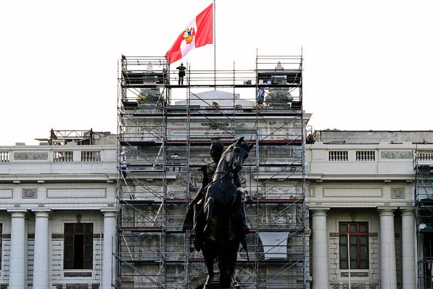 Esta imagen muestra el edificio del Congreso de Perú en proceso de renovación y la estatua de El Libertador Simón Bolívar, en Lima, el 17 de febrero de 2026. (ERNESTO BENAVIDES / AFP vía Getty Images)