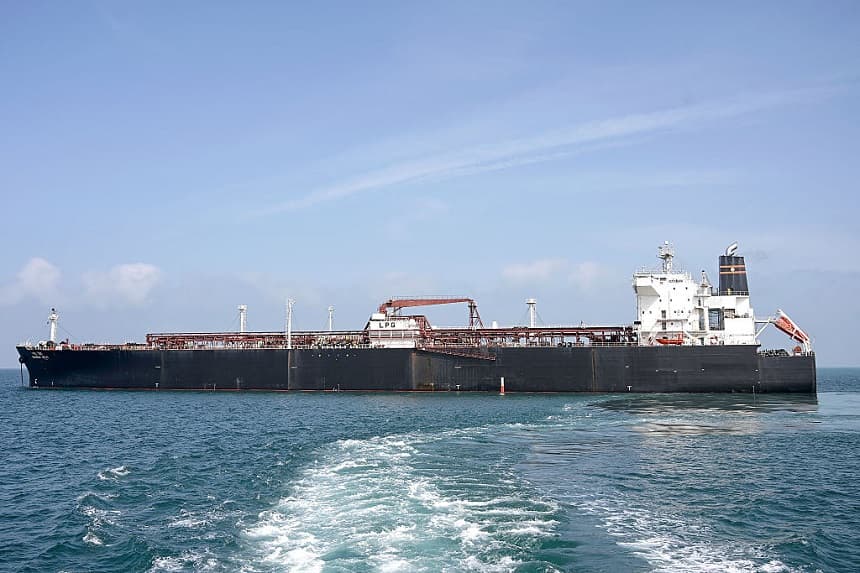 El buque indio "Nanda Devi" cargado con gas licuado de petróleo (GLP) llega al puerto de Vadinar, en el distrito de Jamnagar del estado de Gujarat, el 17 de marzo de 2026, después de que Irán le permitiera atravesar el estrecho de Ormuz,(AFP vía Getty Images)