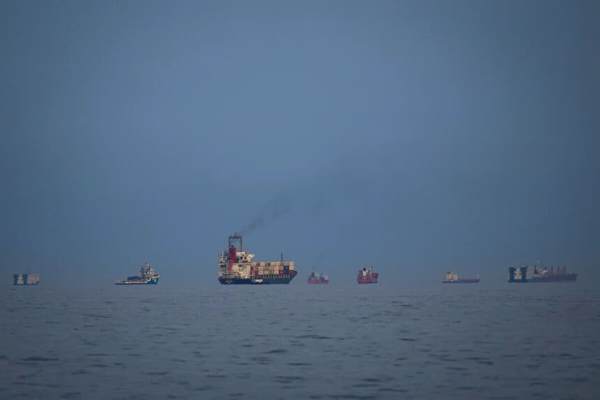 Petroleros y buques de carga hacen fila en el estrecho de Ormuz, vistos desde Khor Fakkan, Emiratos Árabes Unidos, el 11 de marzo de 2026. (Altaf Qadri/AP Photo)
