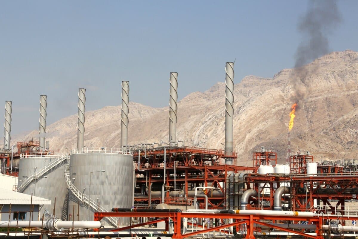 Las instalaciones de las fases 17 y 18 del yacimiento de gas de South Pars, en la ciudad portuaria de Assaluyeh, al sur de Irán, a orillas del Golfo, el 19 de noviembre de 2015. (Atta Kenare/AFP vía Getty Images)