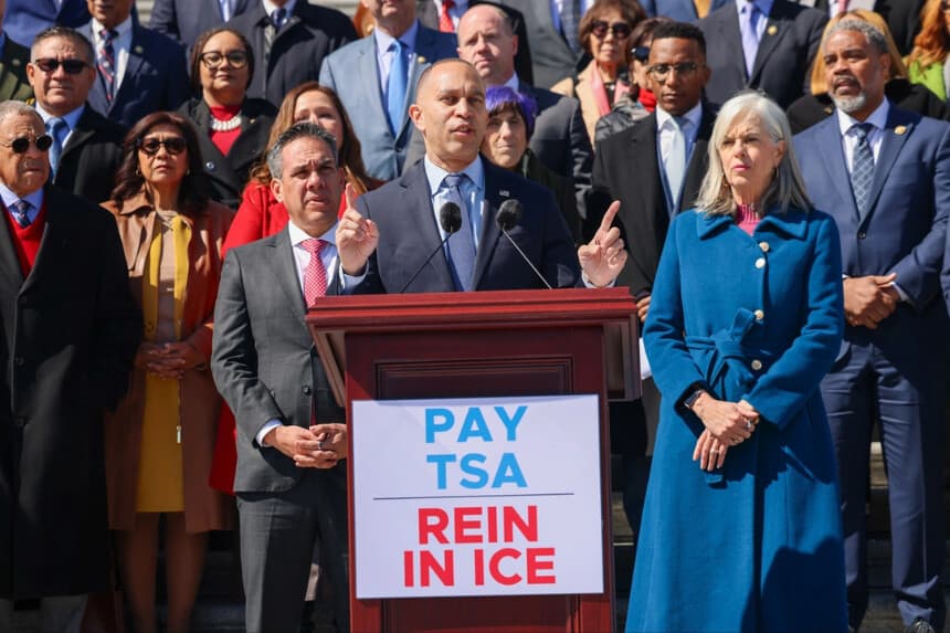 El líder de la minoría de la Cámara de Representantes, Hakeem Jeffries (D-N.Y.), interviene en una rueda de prensa celebrada en las escaleras del Capitolio junto a los demócratas de la Cámara de Representantes el 18 de marzo de 2026. (Cortesía de la Oficina del Líder de la Minoría).