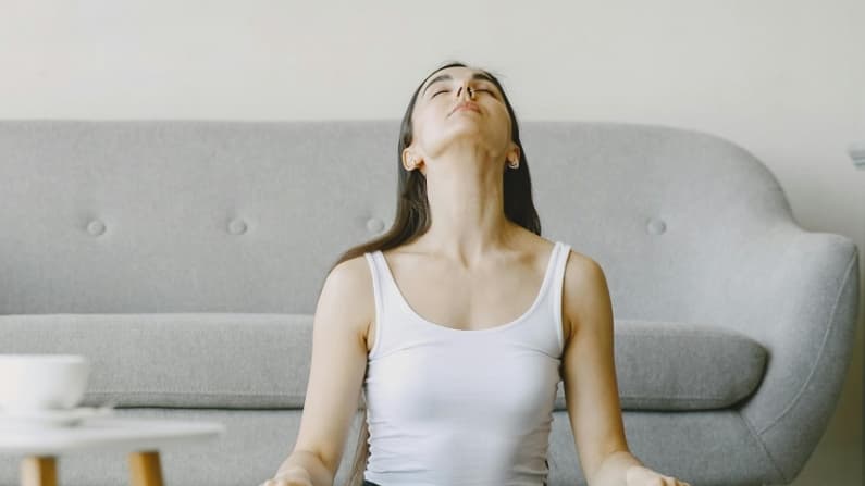 Rutina de estiramientos de 10 minutos en silla para recuperar un cuerpo ligero y lleno de energía