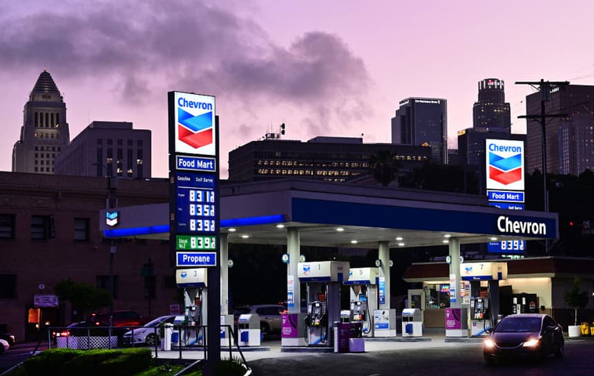 Se observan altos precios de la gasolina en una estación de servicio Chevron en Los Ángeles, debido al aumento vertiginoso de los precios en los surtidores en medio de la guerra con Irán, el 9 de marzo de 2026. (Frederic J. BROWN/AFP vía Getty Images)