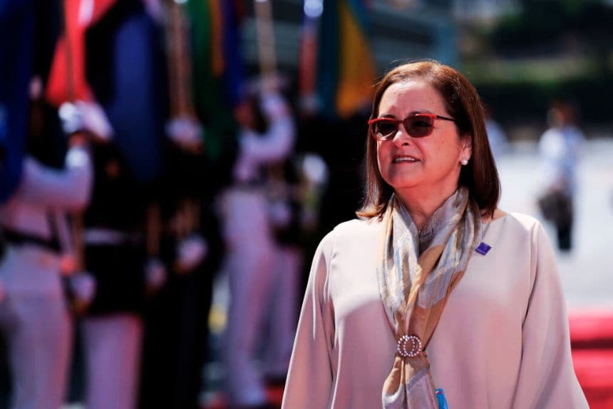 La ministra de Relaciones Exteriores de El Salvador, Alexandra Hill, llega al Microsoft Theater para la ceremonia de apertura de la IX Cumbre de las Américas el 8 de junio de 2022 en Los Ángeles, California. (Anna Moneymaker/Getty Images)