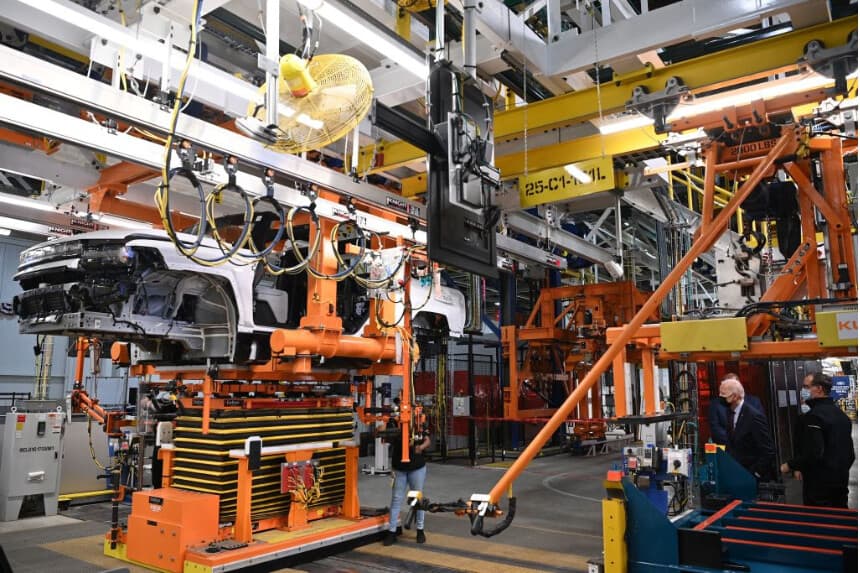 Instalación de una batería en un Hummer eléctrico durante su visita a la planta de montaje de vehículos eléctricos Factory ZERO de General Motors en Detroit, Míchigan, el 17 de noviembre de 2021. (MANDEL NGAN/AFP vía Getty Images)