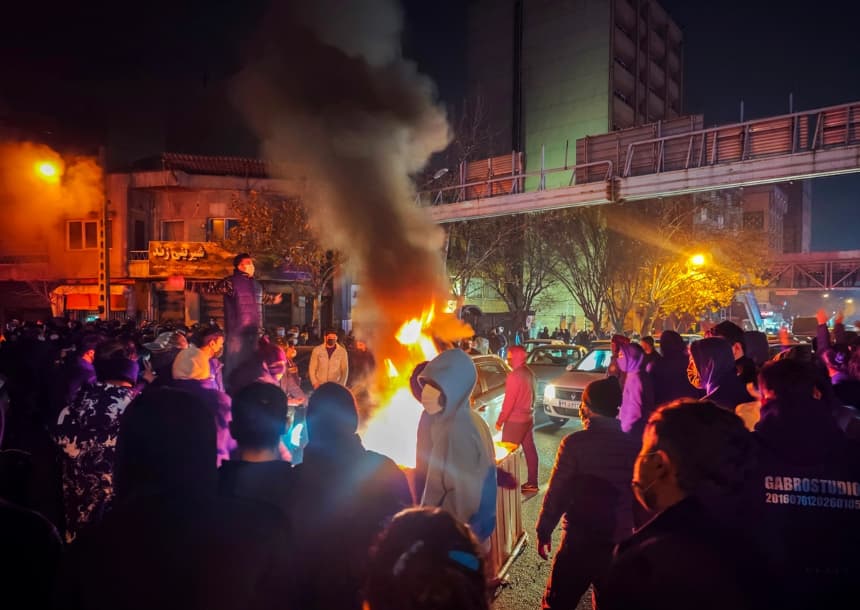 Hogueras durante una protesta en Teherán, Irán, el 8 de enero de 2026. (Anónimo/Getty Images)