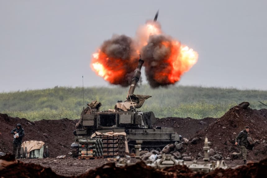 Un obús autopropulsado israelí dispara proyectiles hacia el sur del Líbano desde una posición en la Alta Galilea, en el norte de Israel, cerca de la frontera, el 20 de marzo de 2026. (Jalaa Marey/AFP vía Getty Images)