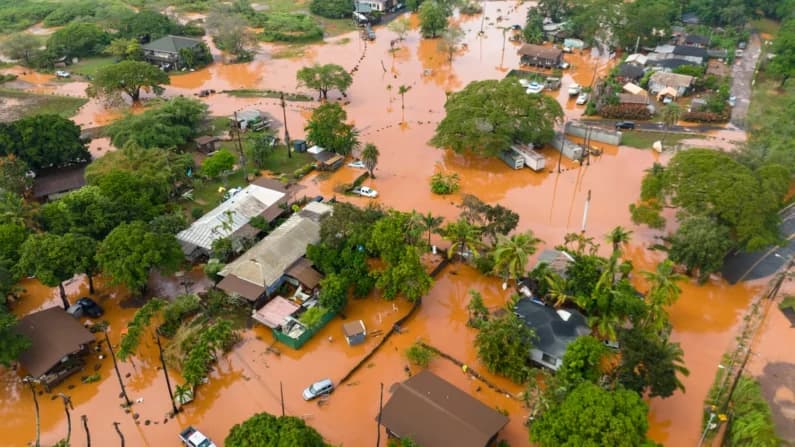 Rescatan 230 personas mientras devastadoras inundaciones continúan azotando las islas hawaianas