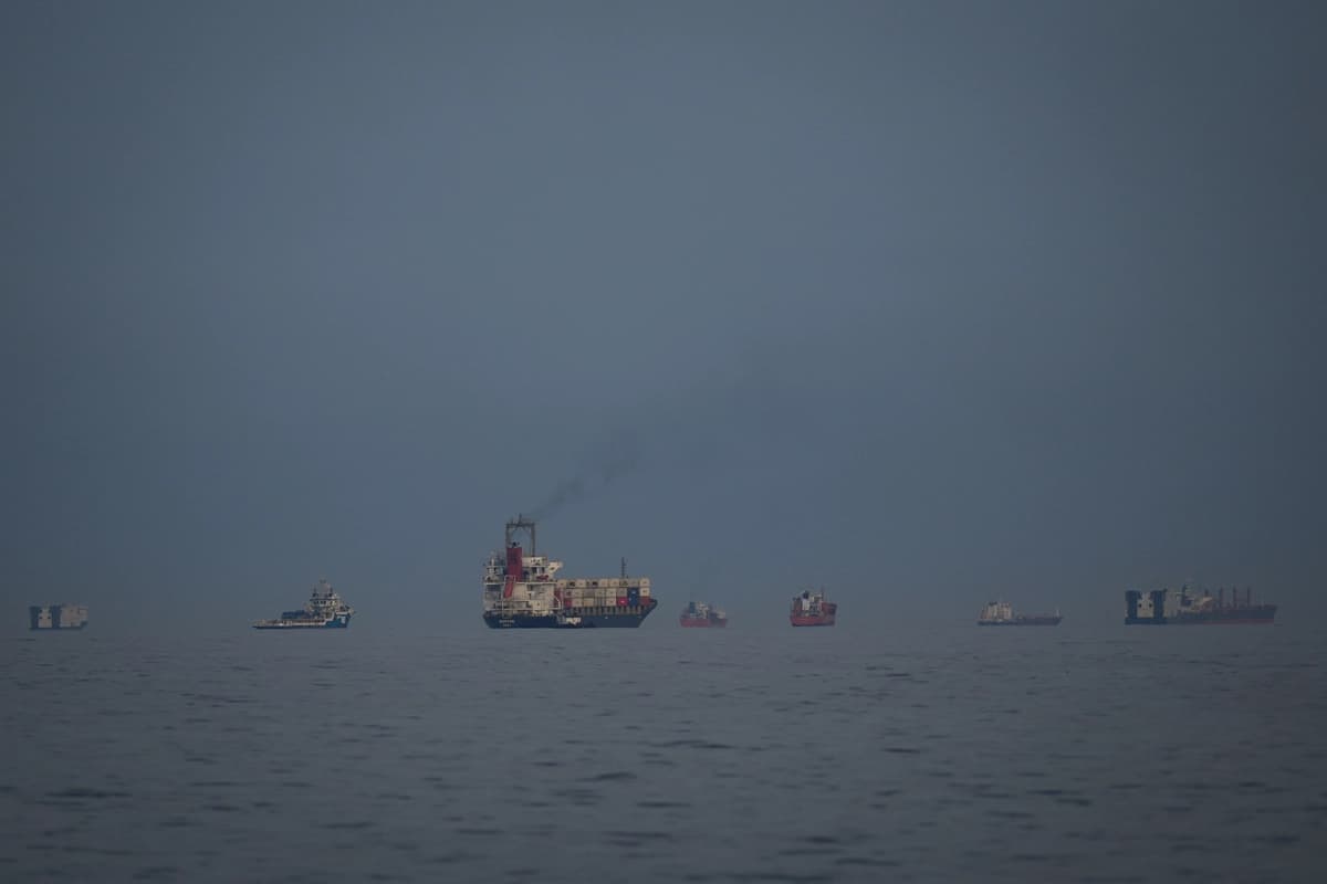 Buques petroleros y cargueros alineados en el estrecho de Ormuz, vistos desde Khor Fakkan, Emiratos Árabes Unidos, el 11 de marzo de 2026. (Altaf Qadri/AP)