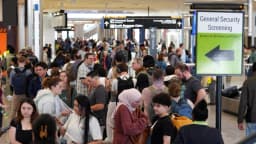 Los agentes del ICE están "listos para ir" a los aeropuertos el lunes, dice Trump