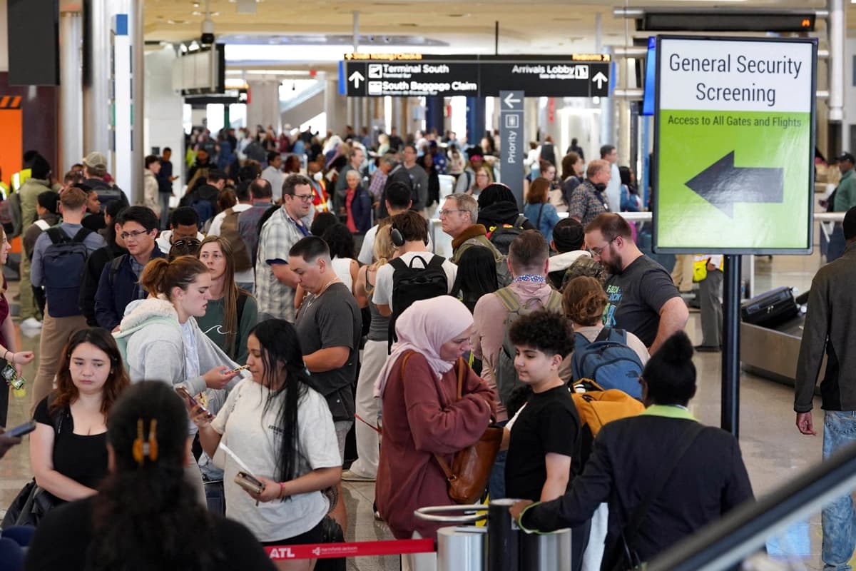 Pasajeros esperan en largas filas de la TSA mientras continúa el cierre parcial del gobierno, en el Aeropuerto Internacional Hartsfield-Jackson de Atlanta, el 20 de marzo de 2026. (Megan Varner/Reuters)