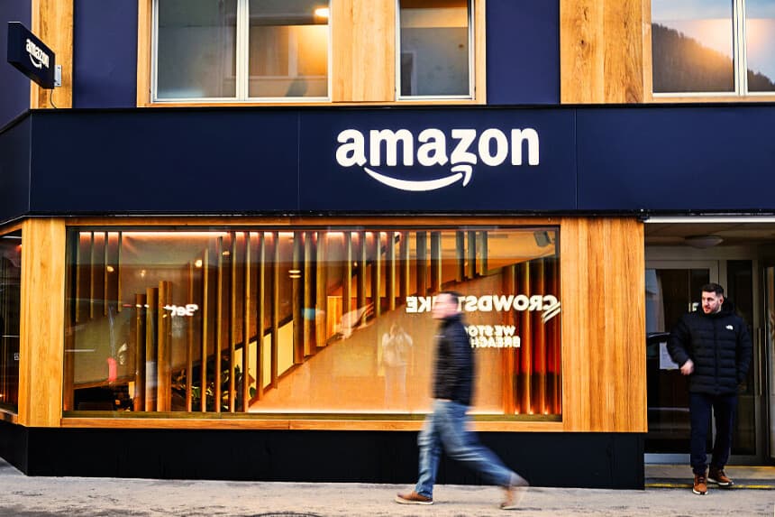 Esta fotografía muestra el stand de Amazon durante la reunión anual del Foro Económico Mundial (FEM) en Davos el 19 de enero de 2026. (INA FASSBENDER / AFP vía Getty Images)