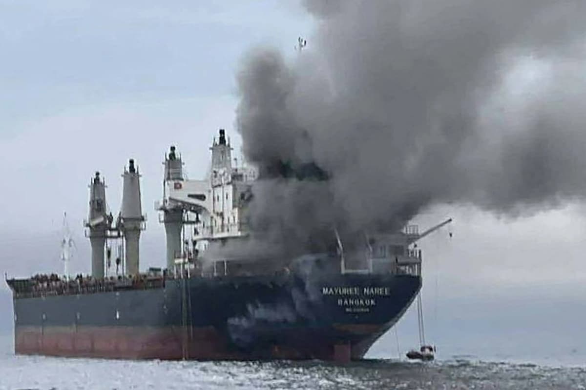Humo que se eleva desde el buque granelero tailandés Mayuree Naree cerca del estrecho de Ormuz tras un ataque iraní el 11 de marzo de 2026. (Imagen cedida por la Marina Real Tailandesa/AFP vía Getty Images)