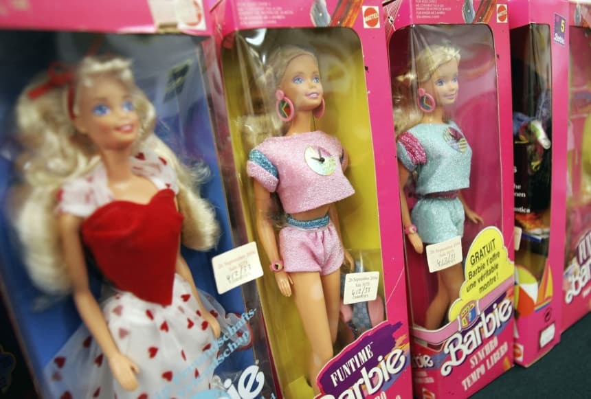 Imagen ilustrativa: Cajas rosas de muñecas Barbie reposan en Christie's South Kensington como parte de una colección de 4000 muñecas Barbie en Londres, Inglaterra. (Chris Jackson/Getty Images)