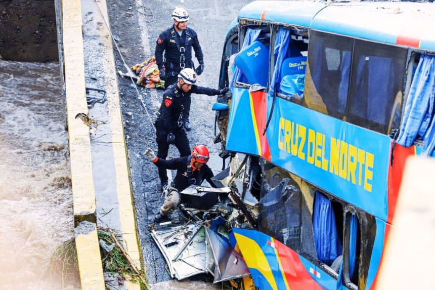 Los servicios de rescate trabajan en el lugar donde un autobús de pasajeros cayó a un río tras el derrumbe de un puente en Chancay, al norte de Lima, el 14 de febrero de 2025. Imagén Ilustrativa (RENATO PAJUELO/AFP vía Getty Images)