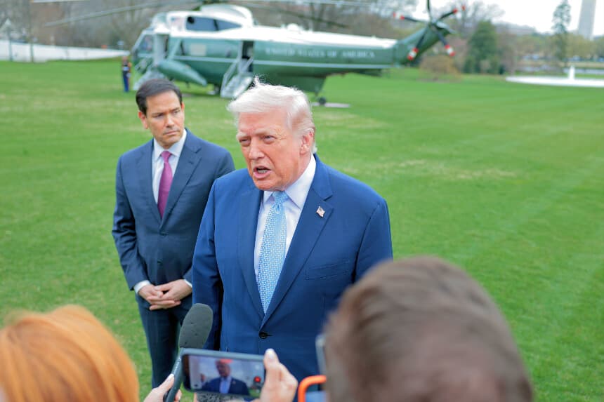 WASHINGTON, DC - 20 DE MARZO: El secretario de Estado de EE. UU., Marco Rubio (izquierda), observa cómo el presidente de EE. UU., Donald Trump, se detiene para hablar con los periodistas al salir de la Casa Blanca el 20 de marzo de 2026 en Washington, DC. (Foto de Heather Diehl/Getty Images).