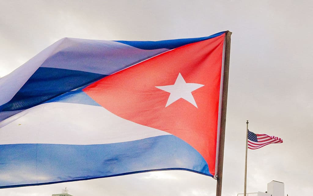 Un soldado cubano ondea una bandera nacional mientras participa en la protesta "antiimperialista" frente a la Embajada de Estados Unidos contra la incursión estadounidense en Venezuela, donde 32 soldados cubanos perdieron la vida, en La Habana, el 16 de enero de 2026. (Foto de ADALBERTO ROQUE / AFP vía Getty Images)
