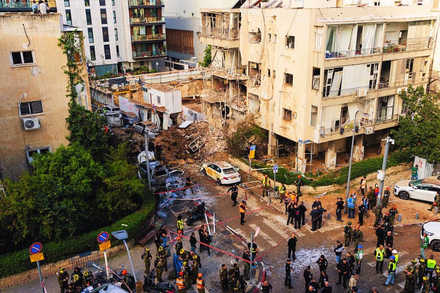 Los equipos de primera respuesta se reúnen cerca de un cráter dejado por un misil iraní, en Tel Aviv, Israel, el 24 de marzo de 2026. (Erik Marmor/Getty Images)