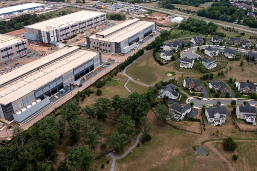 En una panorámica aérea, se aprecia un centro de datos de Amazon Web Services situado cerca de viviendas unifamiliares el 17 de julio de 2024 en Stone Ridge, Virginia. El norte de Virginia es el mayor mercado de centros de datos del mundo, según un informe de este año citado en diversas publicaciones, pero se enfrenta a dificultades relacionadas con la disponibilidad de terrenos y de energía eléctrica. (Nathan Howard/Getty Images).