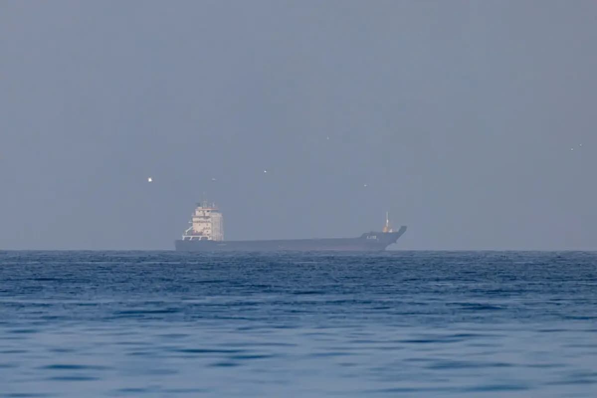 El buque de carga Ali 25 cerca del estrecho de Ormuz, frente a la costa norte de Ras al-Jaimah, en los Emiratos Árabes Unidos, el 22 de marzo de 2026. (Stringer/Getty Images)
