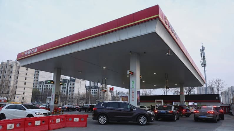 Límite impuesto por el régimen chino al precio del combustible es una especulación encubierta: Analistas