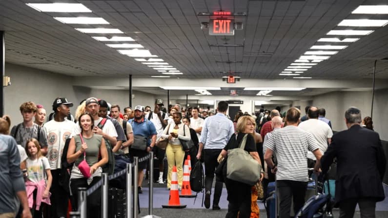 Aeropuertos de EE. UU. cerrarían si continúa el cierre del DHS, dice funcionario de Transporte