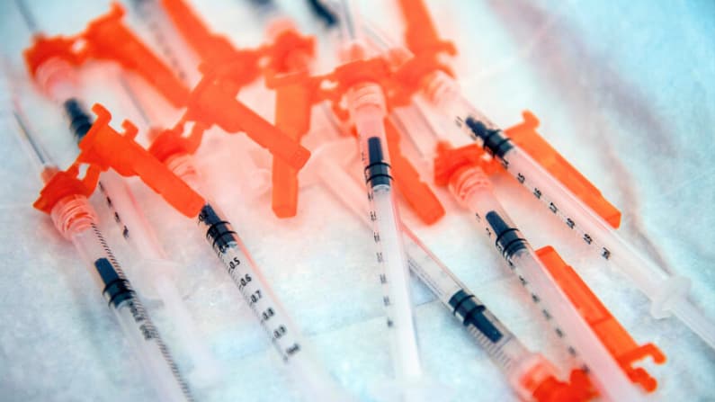 Familia de funcionario fallecido tras diagnóstico de miocarditis testificará en investigación sobre vacunas COVID
