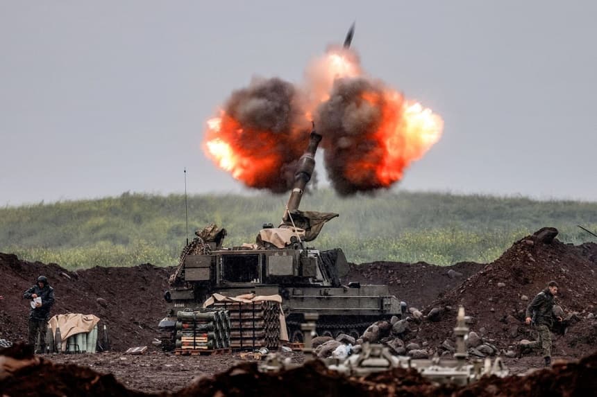 Un obús autopropulsado israelí dispara proyectiles hacia el sur del Líbano desde una posición en la Alta Galilea, en el norte de Israel, cerca de la frontera, el 20 de marzo de 2026. (Jalaa Marey/AFP vía Getty Images)