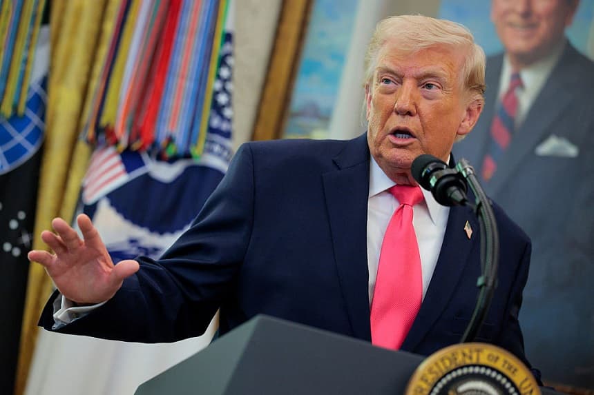 El presidente de Estados Unidos, Donald Trump, pronuncia unas palabras durante la ceremonia de toma de posesión del nuevo secretario del Departamento de Seguridad Nacional, Markwayne Mullin, en el Despacho Oval de la Casa Blanca, el 24 de marzo de 2026 en Washington, DC. (Chip Somodevilla/Getty Images)
