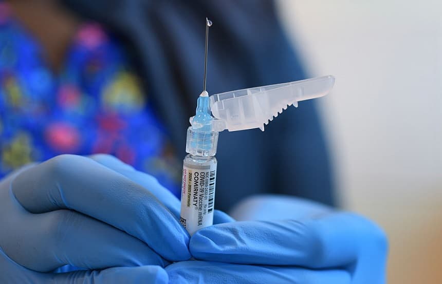 En esta ilustración fotográfica, Ruth Jones, enfermera de inmunización, sostiene una vacuna contra el COVID-19 de Pfizer-BioNTech (nombre comercial: Comirnaty) en el Centro de Atención Médica Borinquen el 29 de mayo de 2025 en Miami, Florida. (Ilustración fotográfica de Joe Raedle/Getty Images)