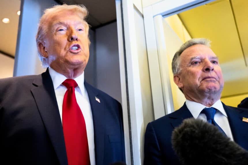 El presidente de Estados Unidos, Donald Trump, habla con los medios de comunicación mientras el enviado especial Steve Witkoff (a la derecha) observa a bordo del Air Force One durante un vuelo de Dover, Delaware a Miami, Florida, el 7 de marzo de 2026. (Foto de SAUL LOEB / AFP vía Getty Images).