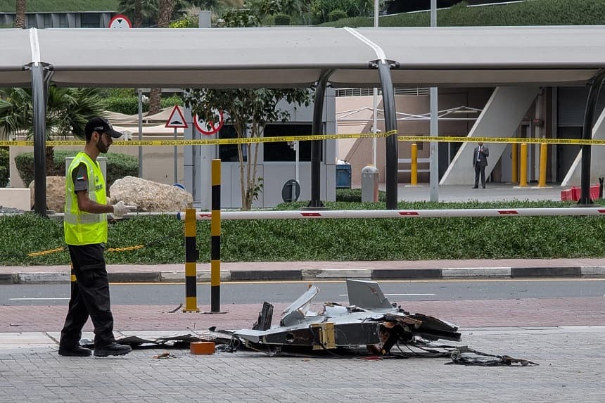 Un policía inspecciona los restos de un dron en el centro de Dubái el 12 de marzo de 2026. Dubái informó de un ataque con drones y de la caída de escombros en dos lugares el 12 de marzo, mientras que el aeropuerto de Kuwait sufrió daños en otro ataque contra las instalaciones durante la campaña de Irán en el Golfo en la guerra de Medio Oriente. (AFP vía Getty Images)