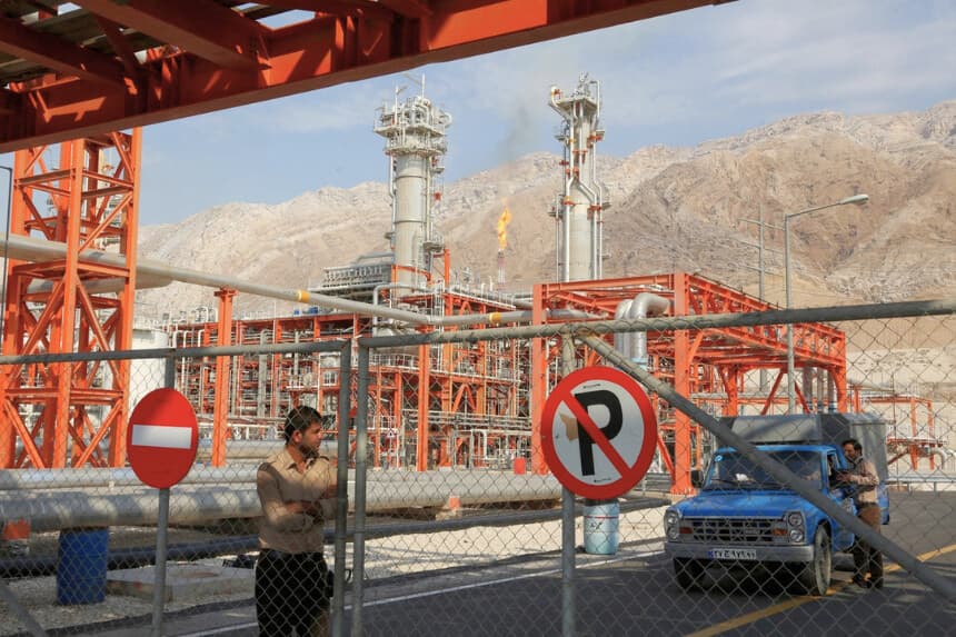 Vista general de las instalaciones de la fase 17-18 del yacimiento de gas de South Pars, situadas en la ciudad portuaria de Assaluyeh, al sur de Irán, a orillas del Golfo, el 19 de noviembre de 2015. (Atta Kenare/AFP vía Getty Images)