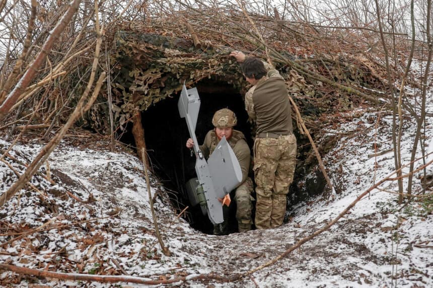 Soldados ucranianos salen de su trinchera con un dron de medio alcance "Darts" antes de lanzarlo contra las tropas rusas desde su posición, en la región de Donetsk, Ucrania, el 16 de diciembre de 2025. (Sofiia Gatilova/Reuters).
