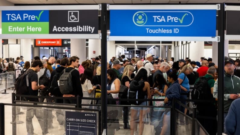 Thune: Republicanos presentaron su "última y definitiva" oferta para poner fin al cierre del DHS