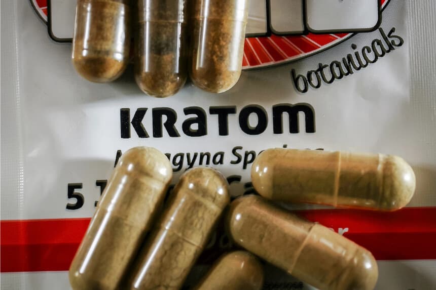 Las cápsulas de la hierba kratom se ven en Miami el 10 de mayo de 2016. La sustancia es una droga psicoactiva derivada de las hojas de la planta kratom. (Joe Raedle/Getty Images)