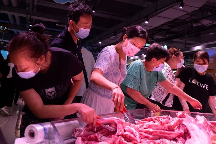 Los compradores llevan mascarillas mientras adquieren carne de cerdo en un supermercado el 31 de julio de 2021 en Wuhan, provincia de Hubei, China.(Getty Images)