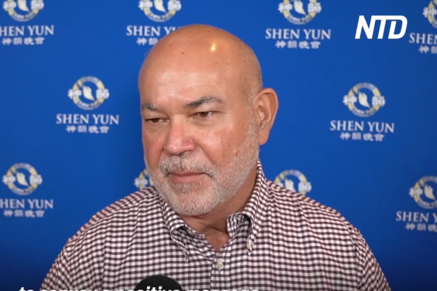 El presidente de la Cámara de Representantes de Puerto Rico, Carlos Johnny Méndez, asistió a ver Shen Yun Performing Arts, en San Juan el 28 de febrero. (Captura de pantalla de NTD)