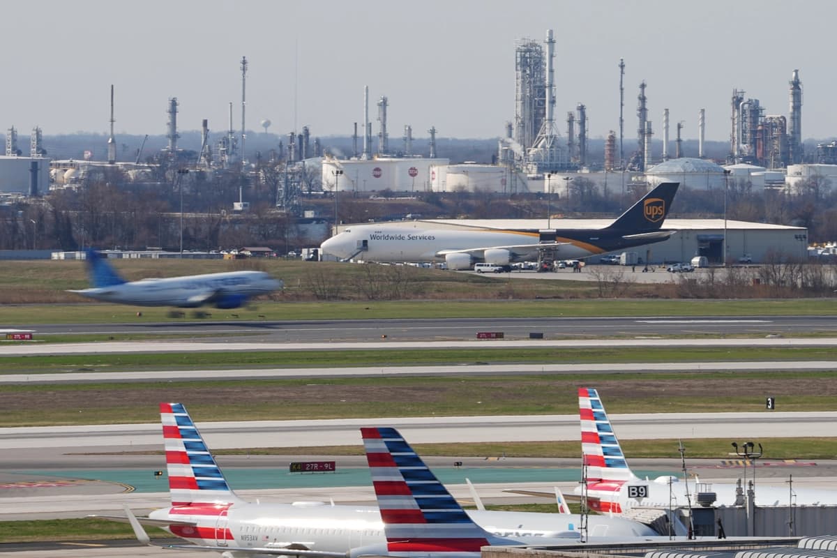 Un avión aterriza con una refinería a la vista en el Aeropuerto Internacional de Filadelfia, el jueves 26 de marzo de 2026. (Foto AP/Matt Rourke).