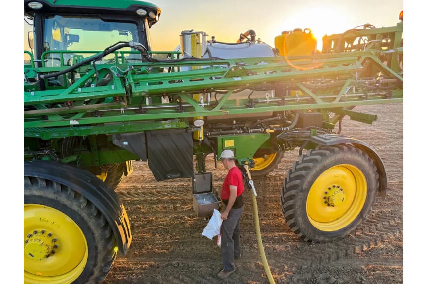 (Arriba) (De izquierda a derecha) Brittney y Tyler Everett; la secretaria de Agricultura, Brooke Rollins; Carolyn, Nanette y Doug Everett posan delante de una cosechadora en Everett Farms, en Lebanon (Indiana), en octubre de 2025. (Abajo) Doug Everett maneja un pulverizador en Everett Farms, en Lebanon (Indiana), el 11 de mayo de 2025. (Cortesía de Tyler Everett)