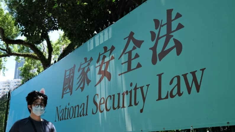 EE. UU. advierte a viajeros que policía de Hong Kong puede exigirles contraseñas de celulares y computadoras