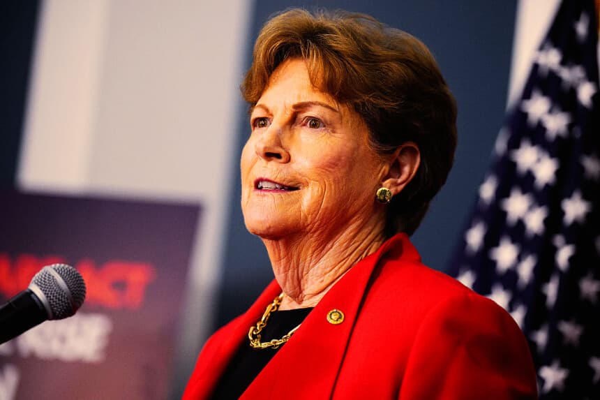 La senadora Jeanne Shaheen (D-NH) habla en una conferencia de prensa en el Capitolio el 16 de septiembre de 2025 en Washington, DC. (Andrew Harnik/Getty Images)
