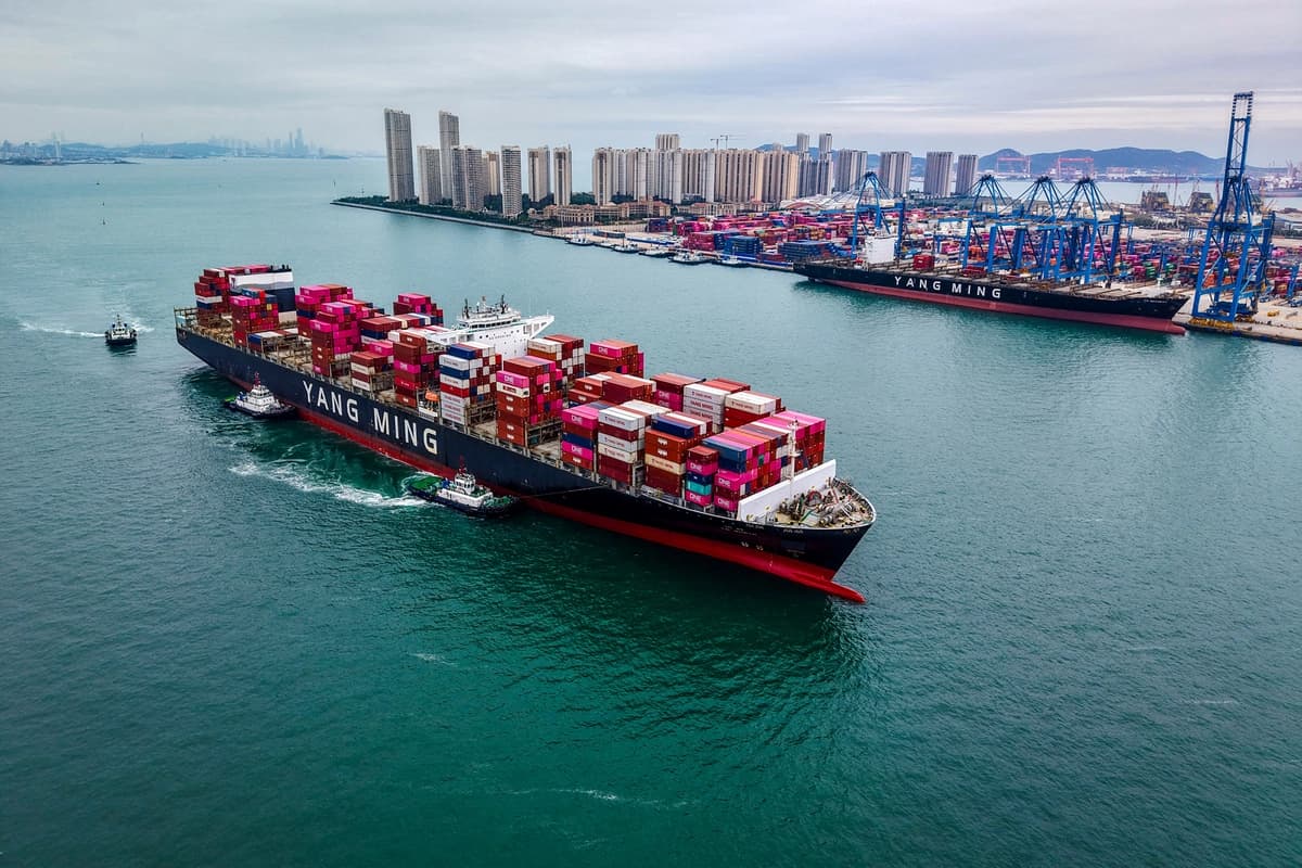 Un buque de carga entra en el puerto de Qingdao, en la provincia china de Shandong, el 13 de octubre de 2025. (-/AFP vía Getty Images)
